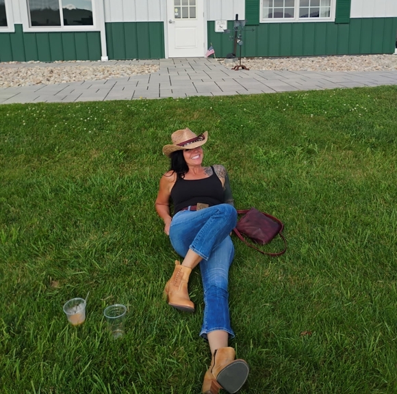 Meet your Posher, Emily - Picture 7 of 8